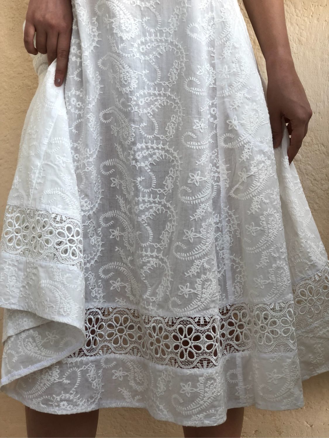 Платье из ткани с шитьем