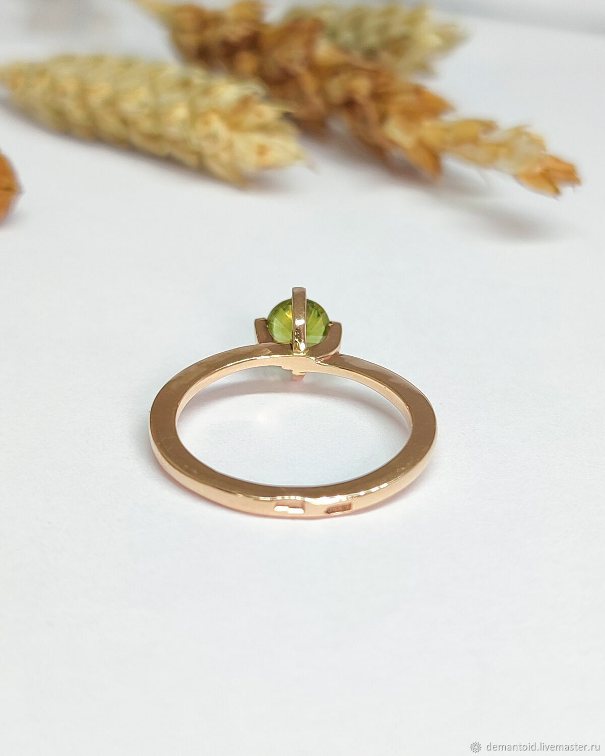 кольцо с зеленым гранатом