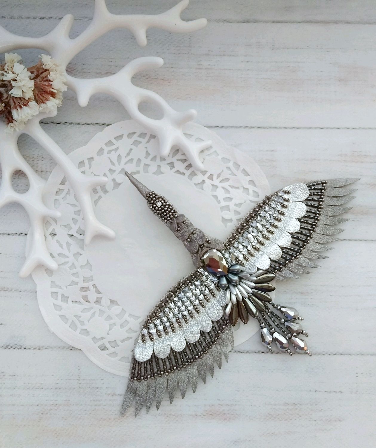 брошь стерх из бисера. брошь стерх. брошь аист из бисера. брошь журавль кауниста. брошь журавль.