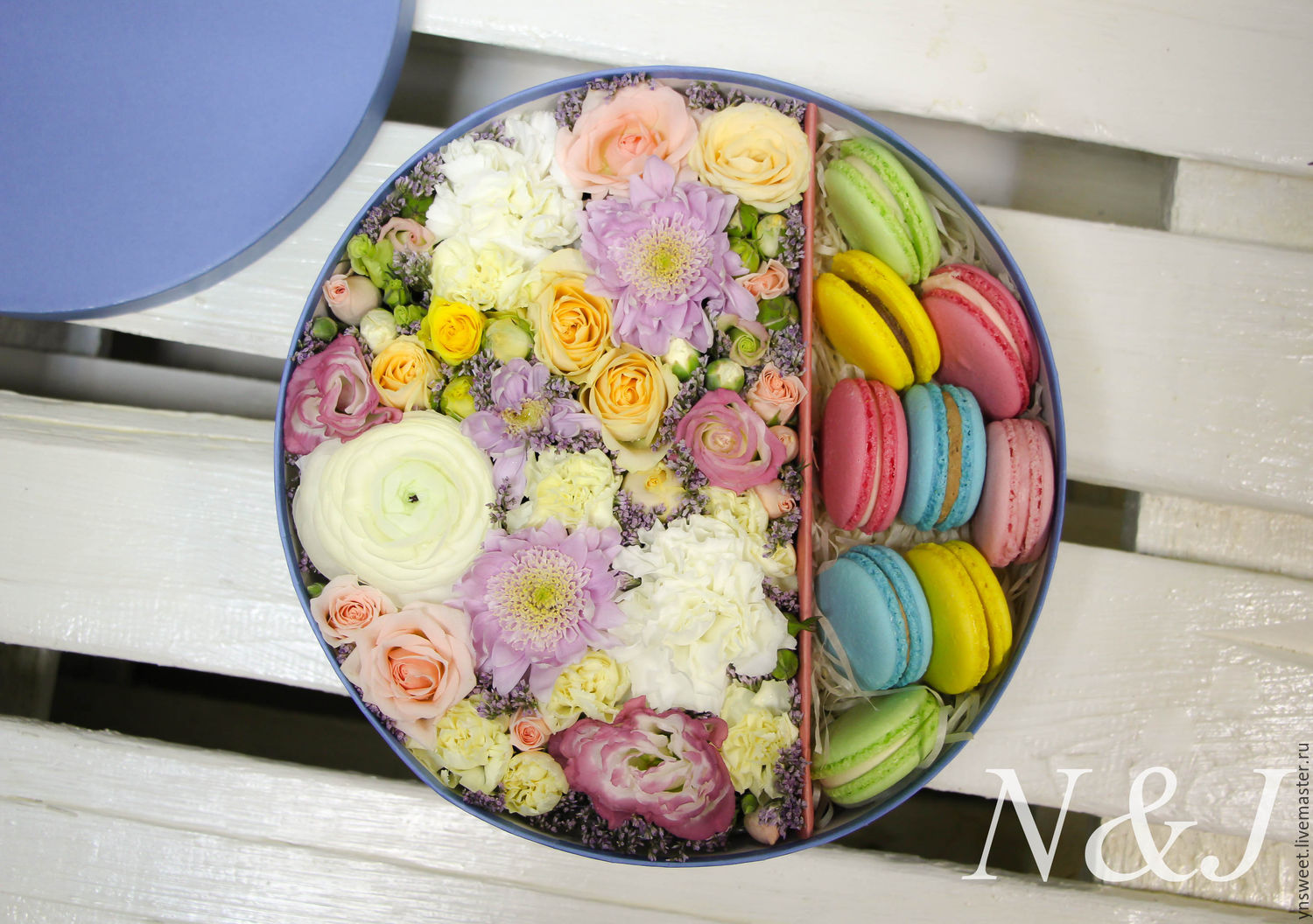 Коробочка с цветами и макаронами фото