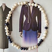 A bracelet made of beads: 
