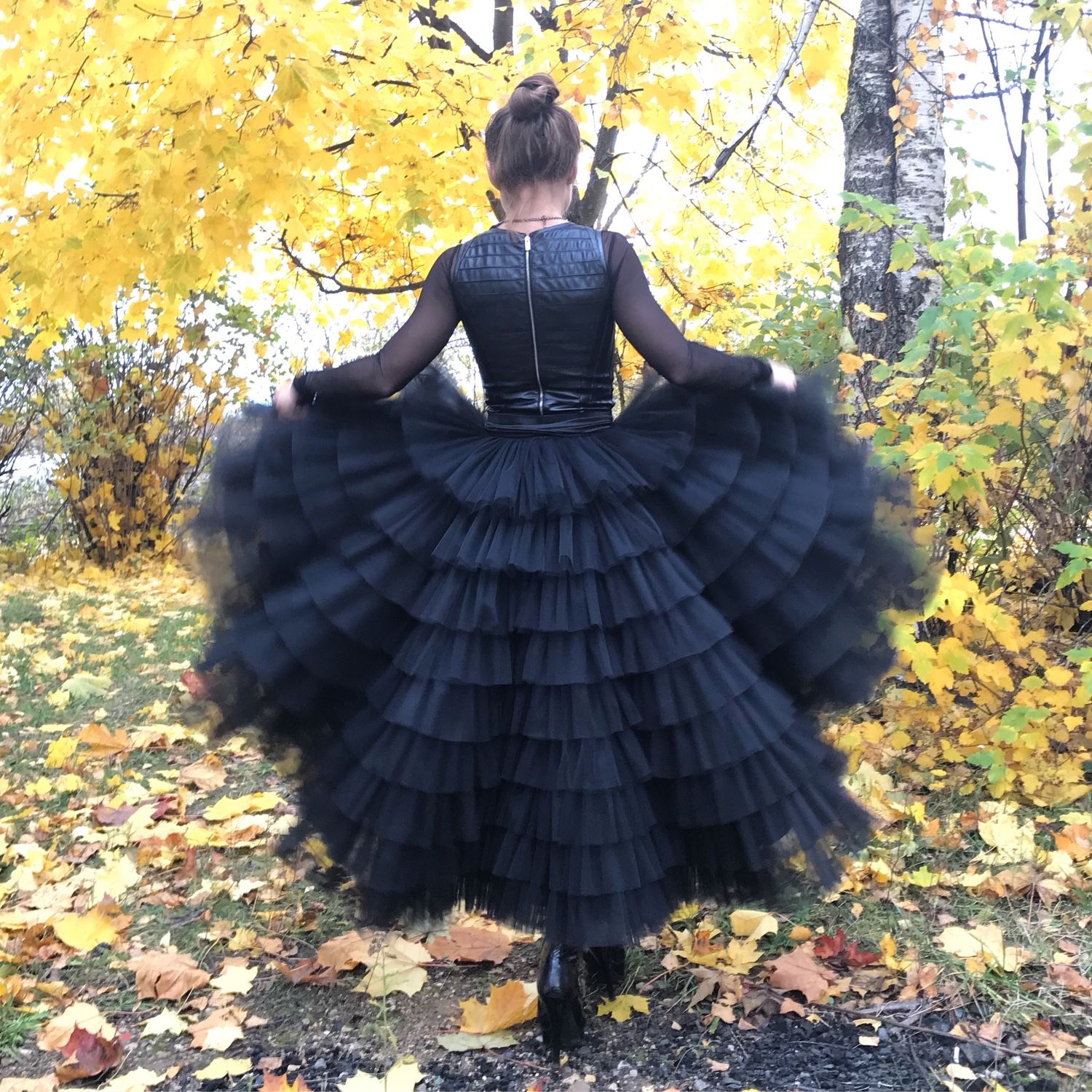 Черное платье с пышной юбкой