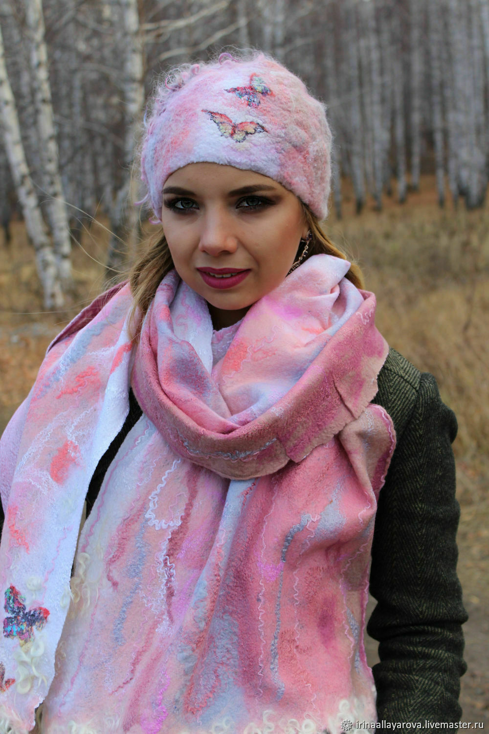 Розовые шапки и шарфы