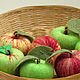 Можно подарить сувенир яблоко гостям праздника урожая, свадьбы или других праздников.