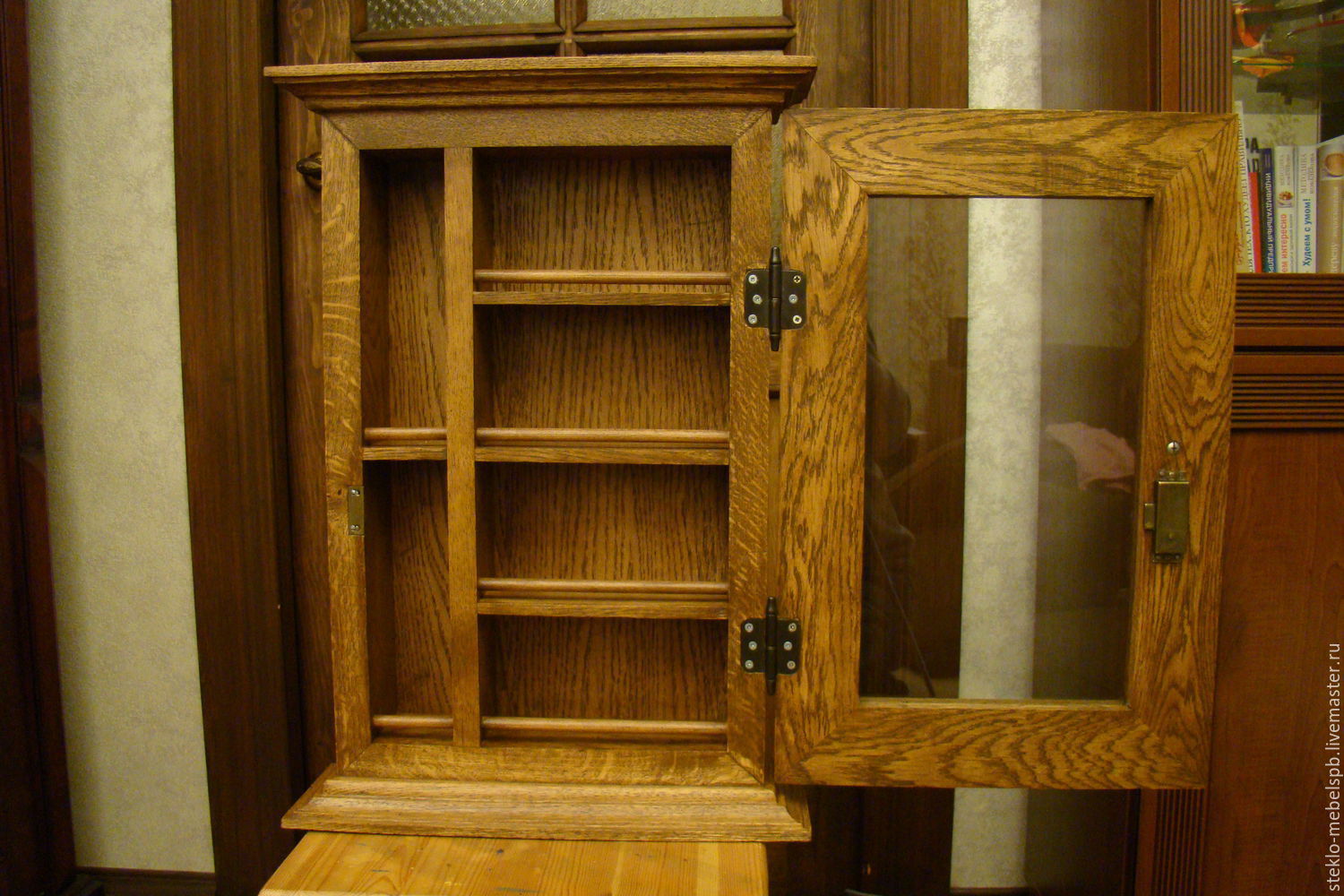 деревянный стеллаж с дверками