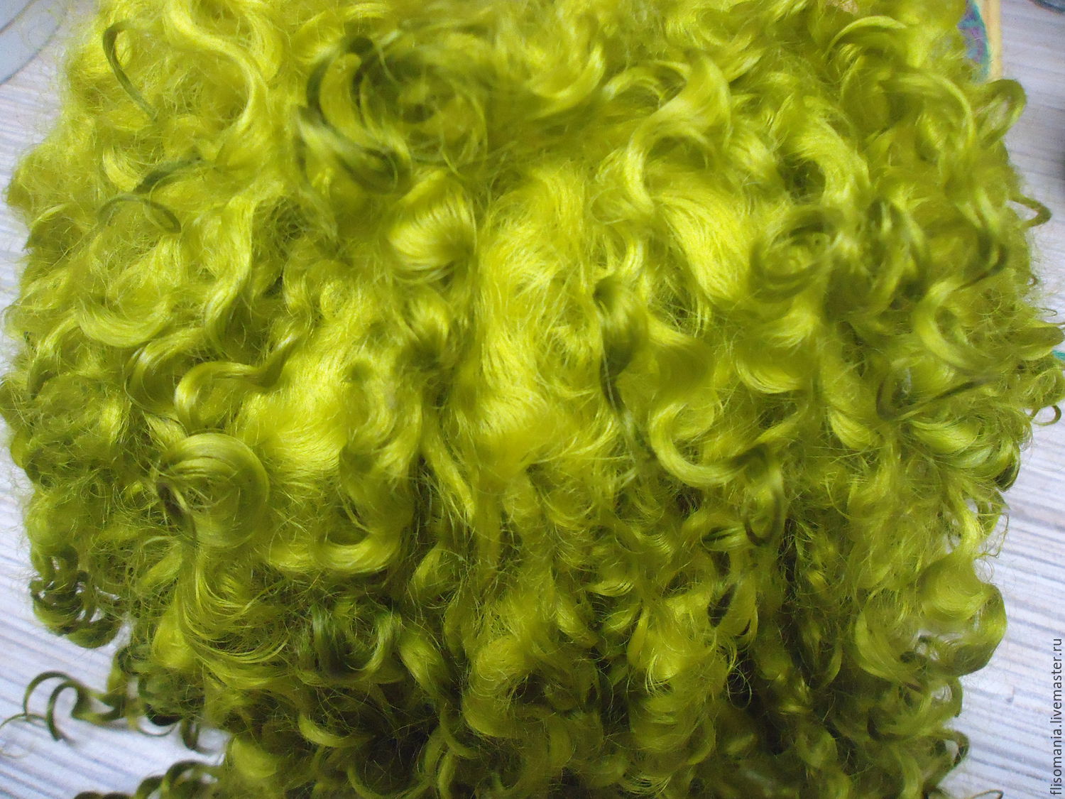 Зеленые кудрявые волосы