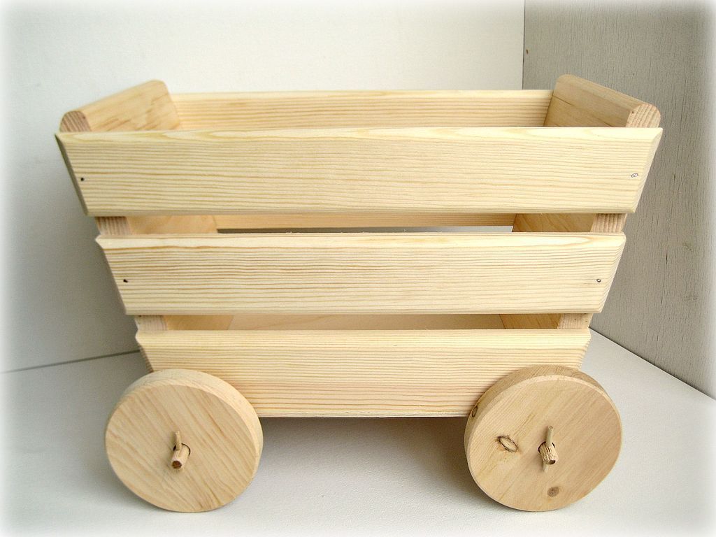 Тележка для игрушек. Тележка детская деревянная. Деревянная тележка для детей. Деревянный ящик на колесиках. Деревянная тележка для игрушек.