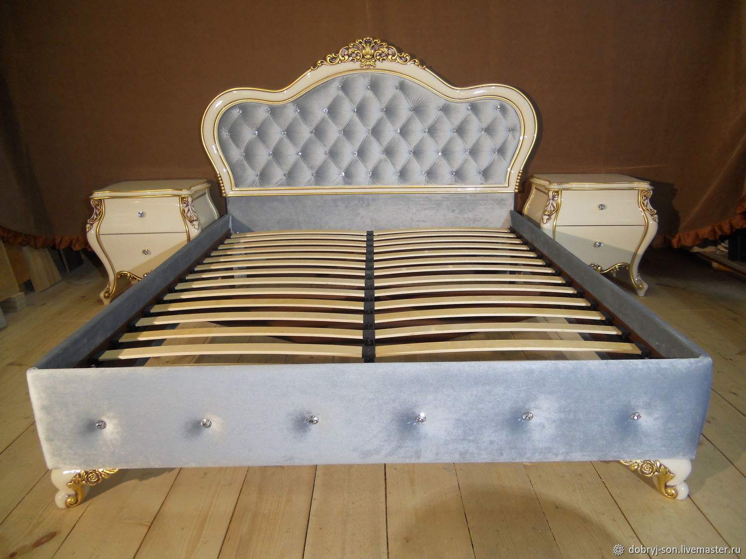 Односпальная кровать с каретной стяжкой