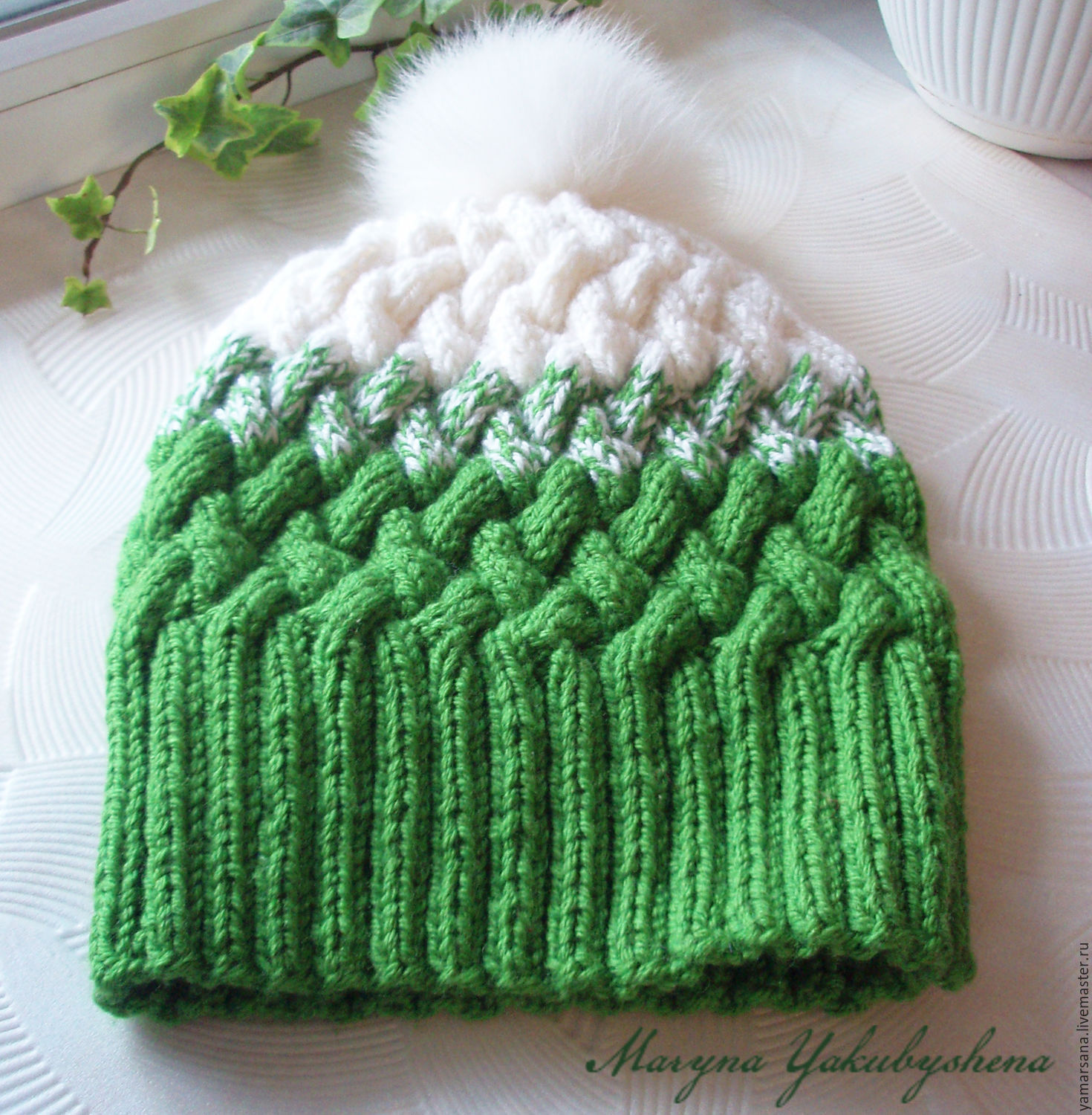 shapka-uzorom-pletenka-trahaet-v-rot-na-krishe