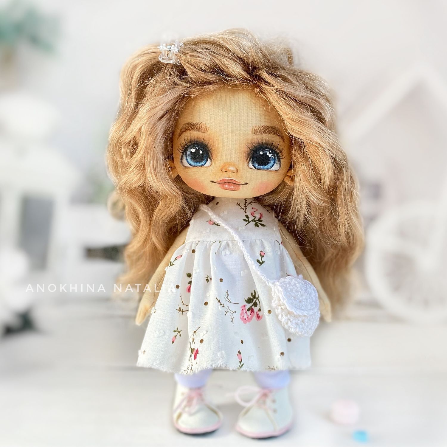 Кукла текстильная с русыми волосами в платье с голубыми глазами ...