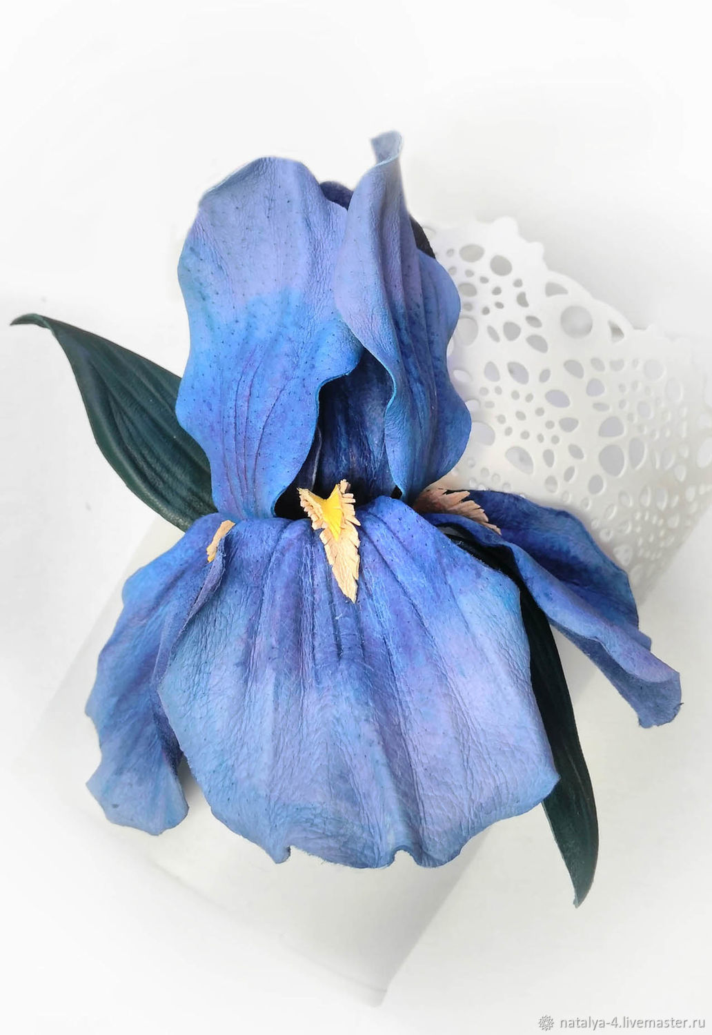 цветок ириса брошь. брошь ирис из кожи. ирис из кожи анжело. ирисы из кожи мастер класс. синий ирис pr3607.