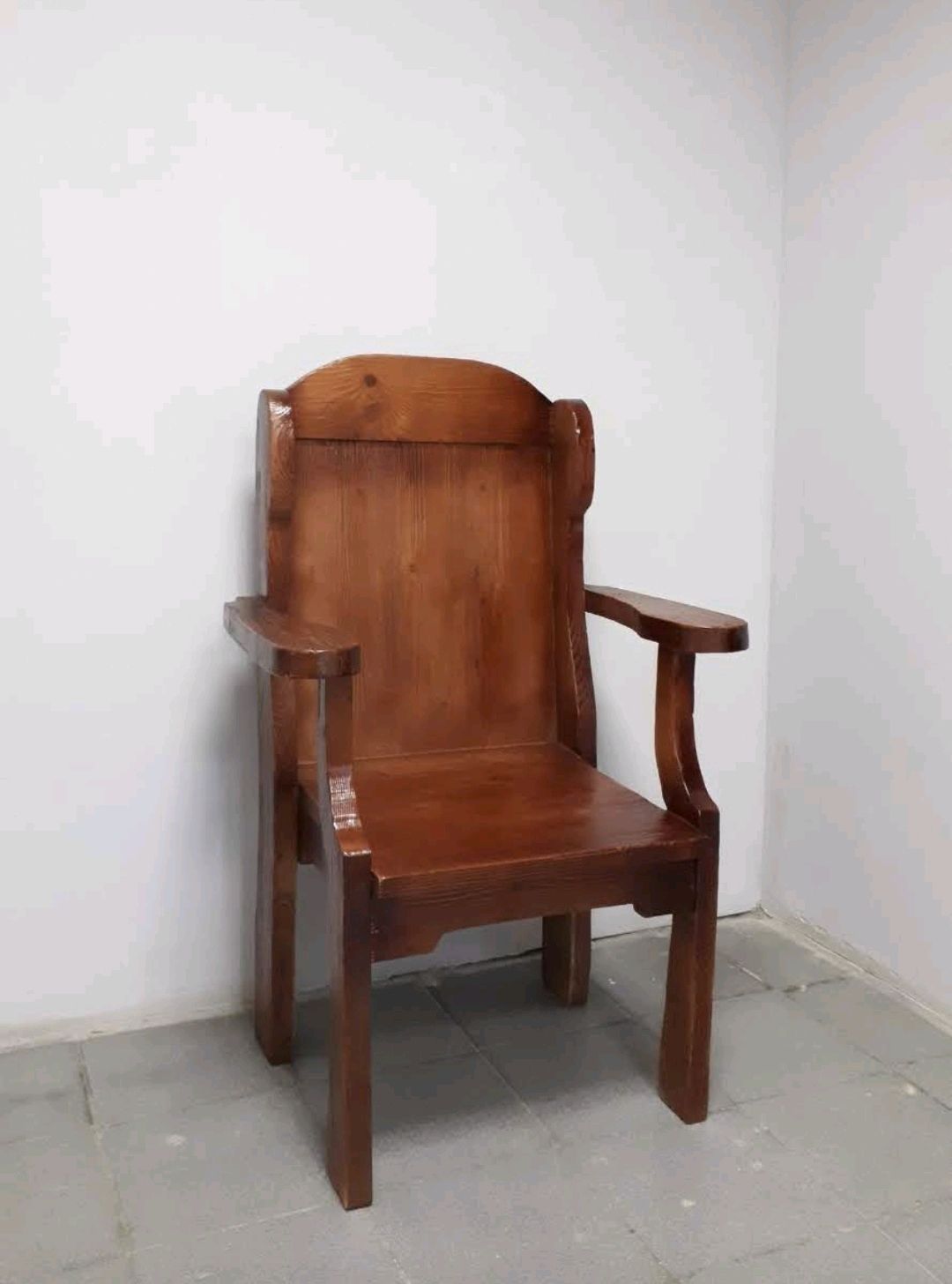 покрыть лаком деревянный стул
