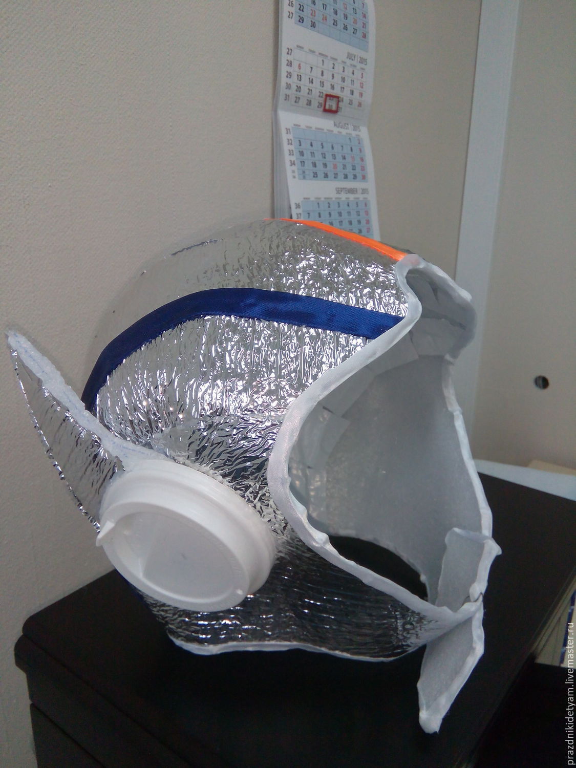 Как сделать шлем космонавта. Космический шлем. Шлем Космонавта своими руками. Шлем для Космонавта из фольгированного утеплителя. Детский космический шлем.