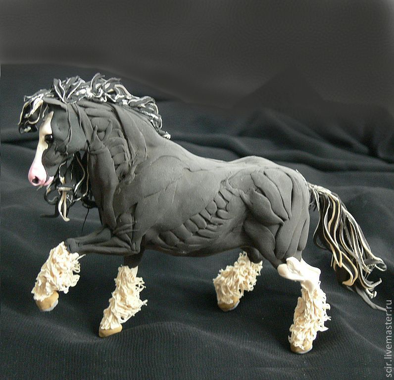 Лошадь из глины фото