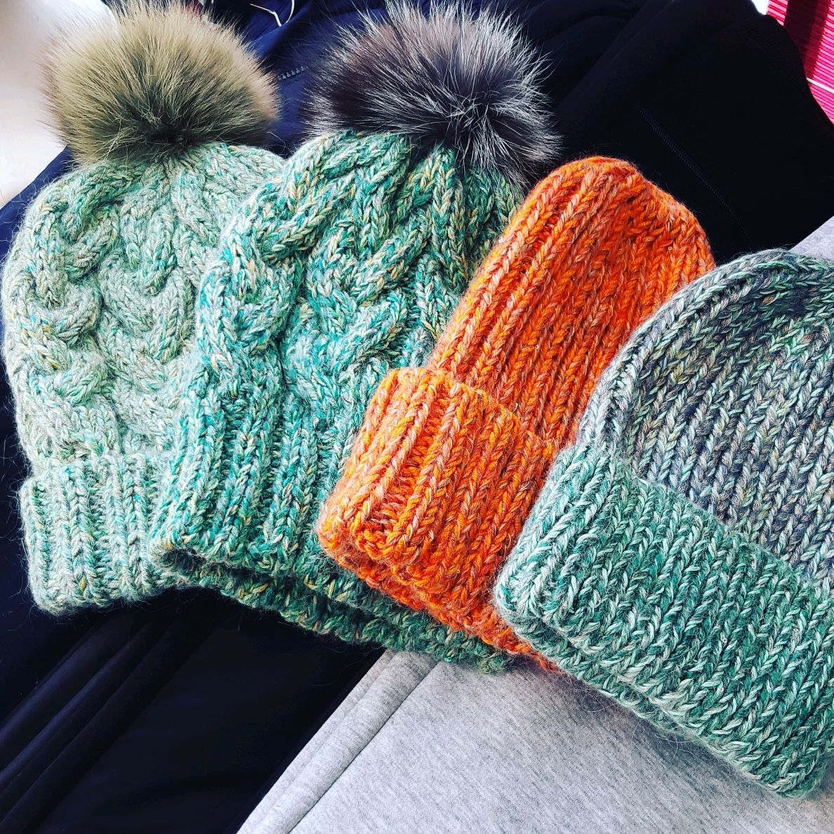 Шапка с помпоном. Шапка бини убавки 4 клина. Шапка с отворотом и помпоном. Шапка с отворотом и помпоном. Sela knits шапка синяя.