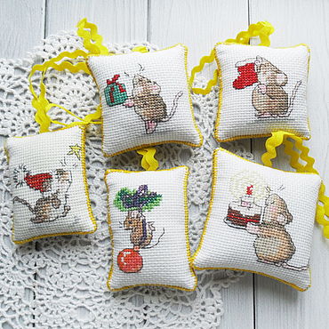 Елочные игрушки: Мышки Задорные новогодний интерьер с ручной вышивкой