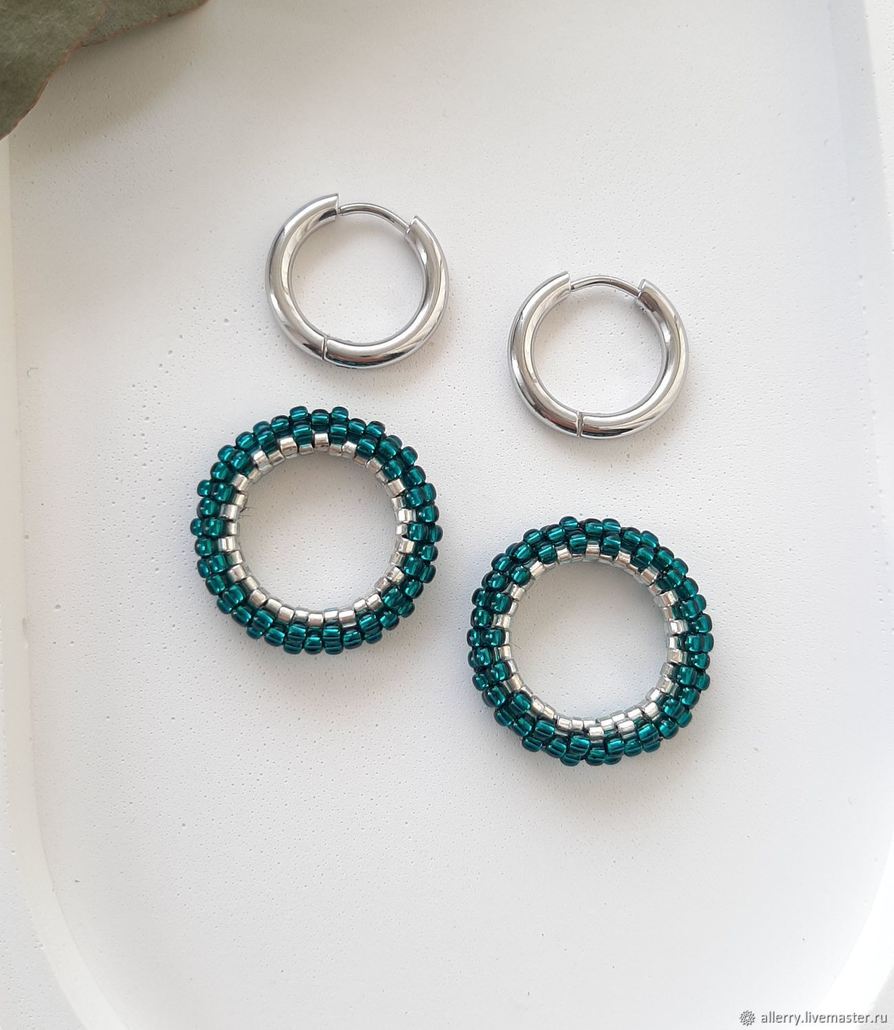 Серьги кольца из бусин (серебро, малиновые, бижутерный сплав, 3,2 см)