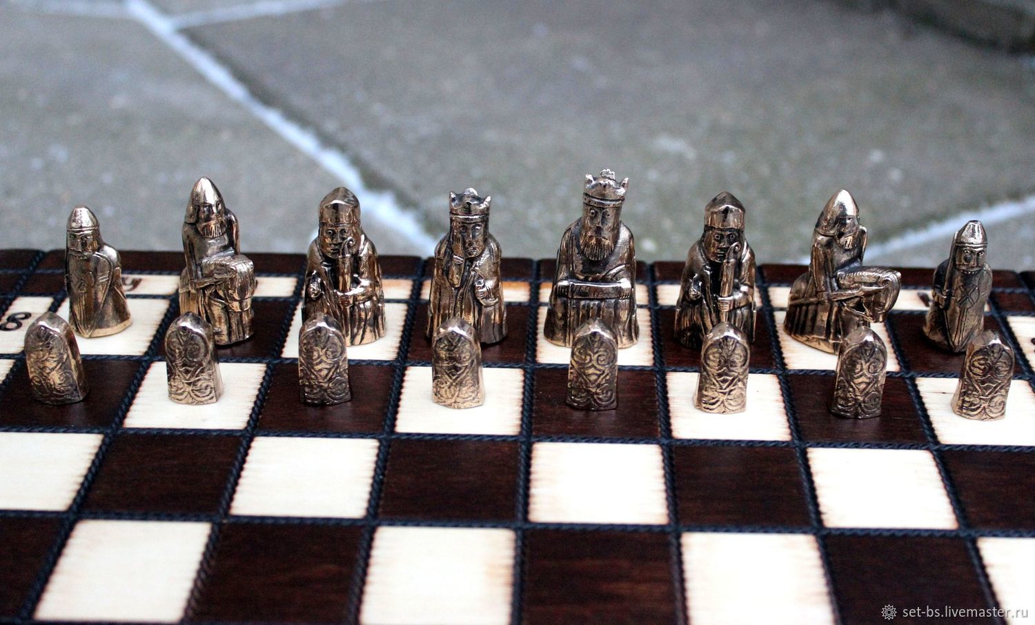 Фигуры можно использовать для игры в Шахматы и Хнефатафл... 