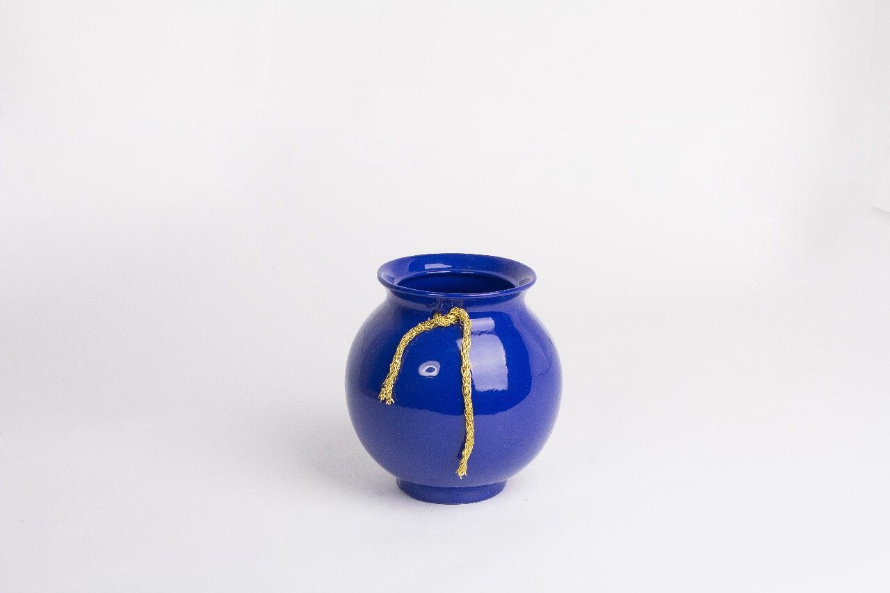 Мини вазочки. Маленькая вазочка. Декоративная вазочка шершавая. Декор круглой малой вазочки. Маленькая ваза керамическая с узким горлом.