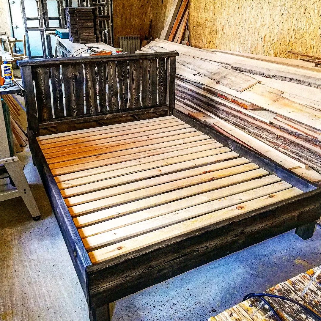 Кровать из массива под старину