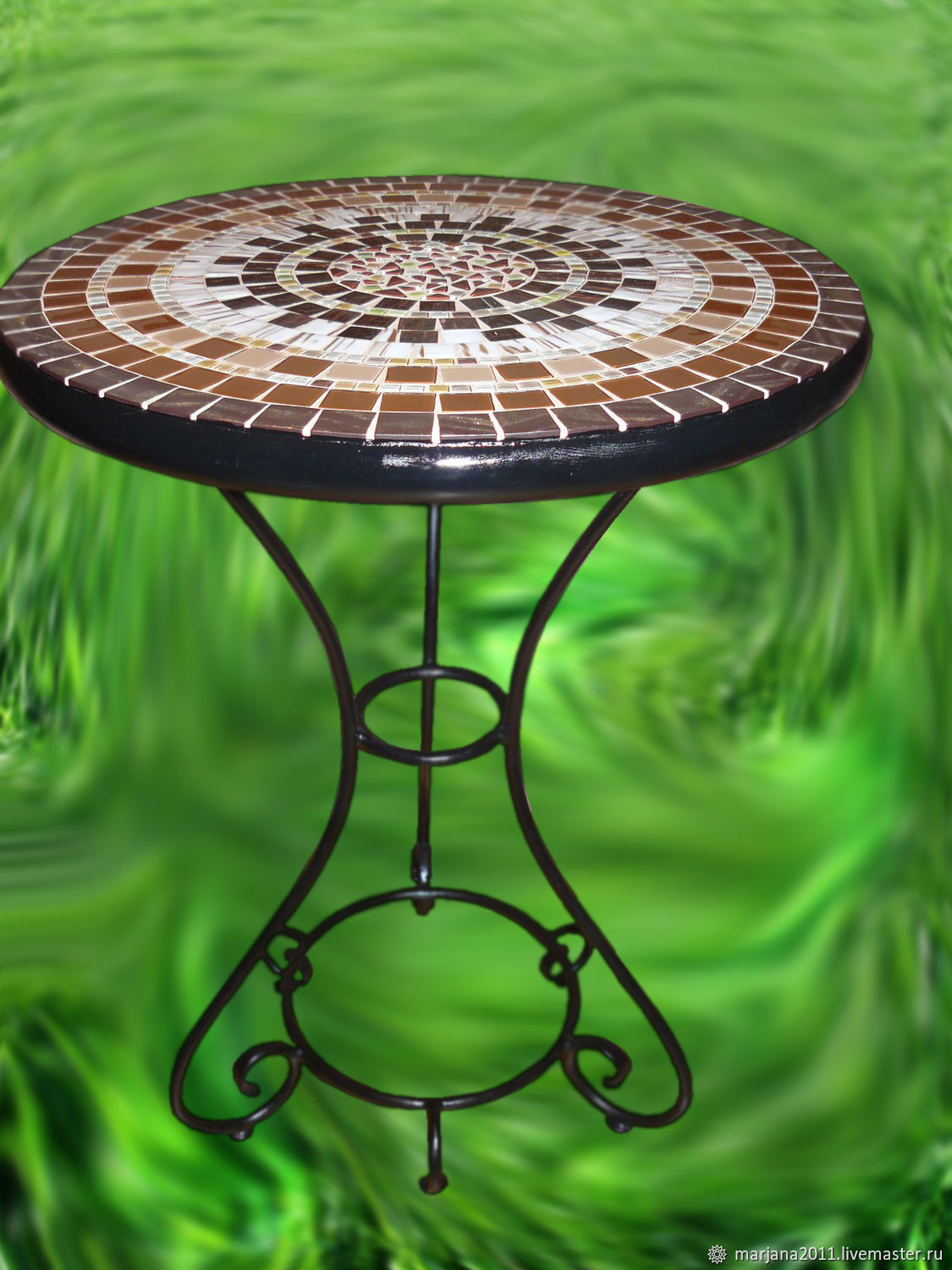 Уличный стол из мозаики