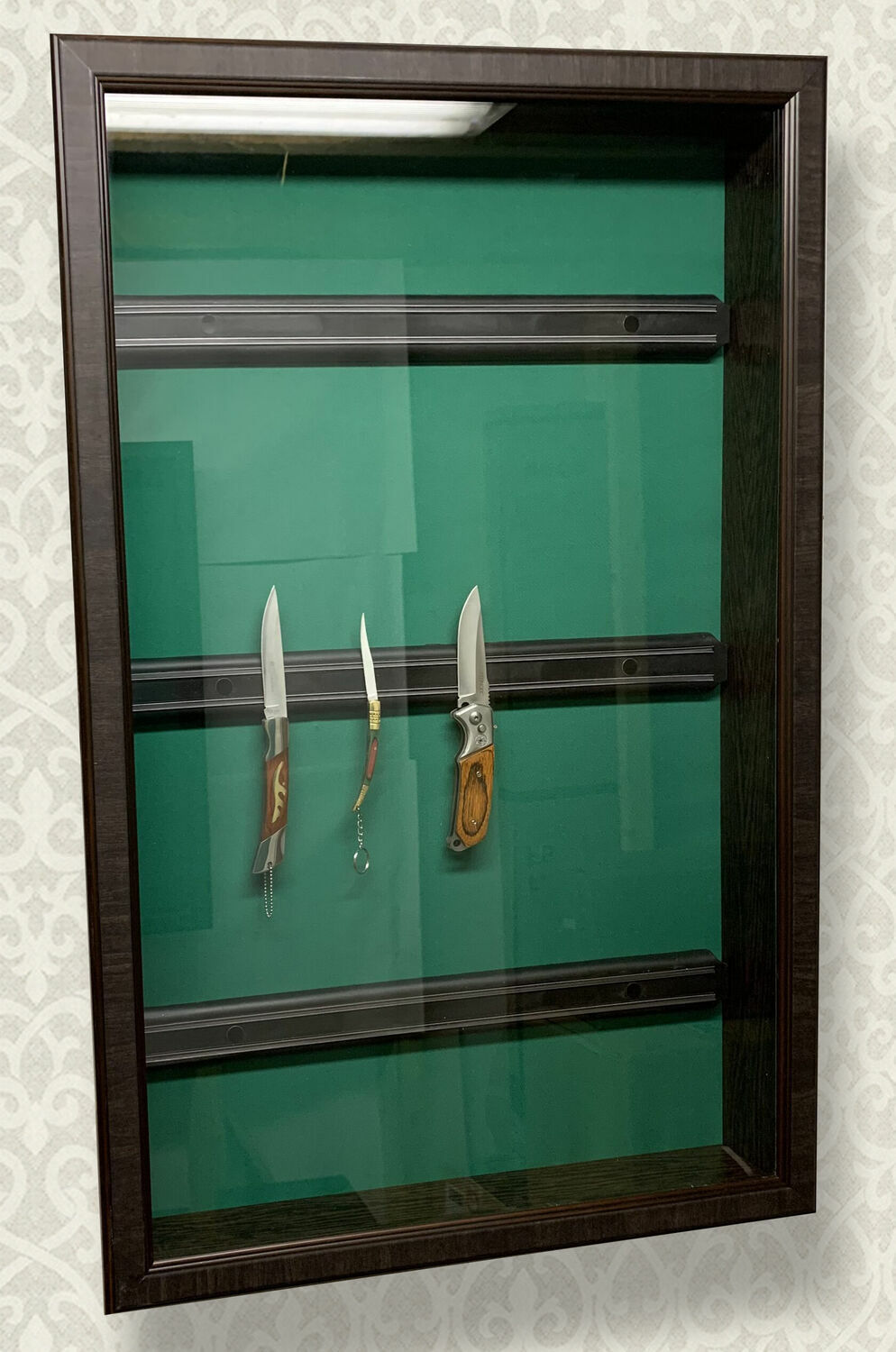 Настенная витрина для ножей