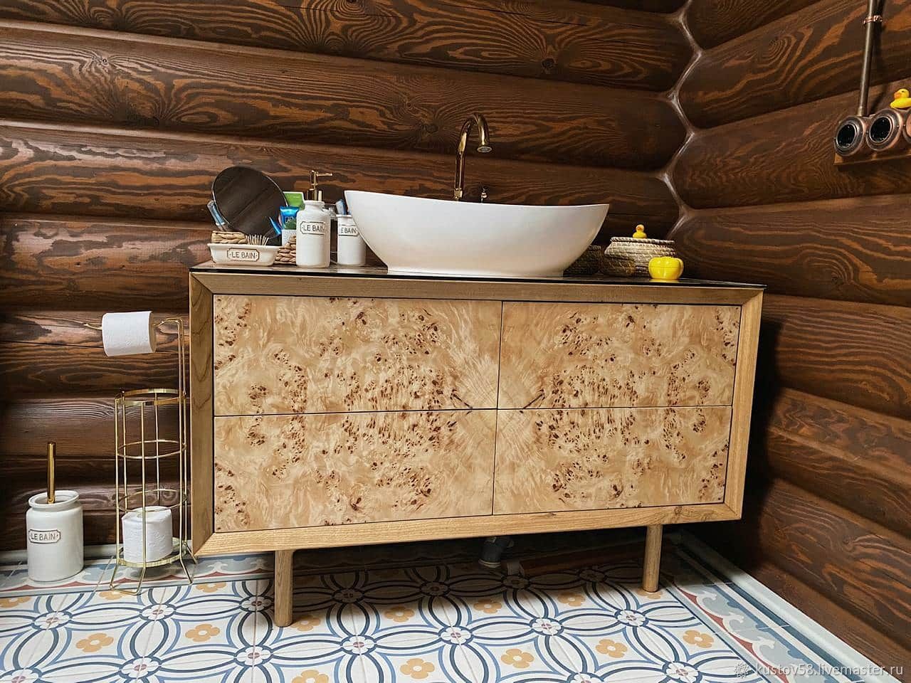 деревянный комод в ванной
