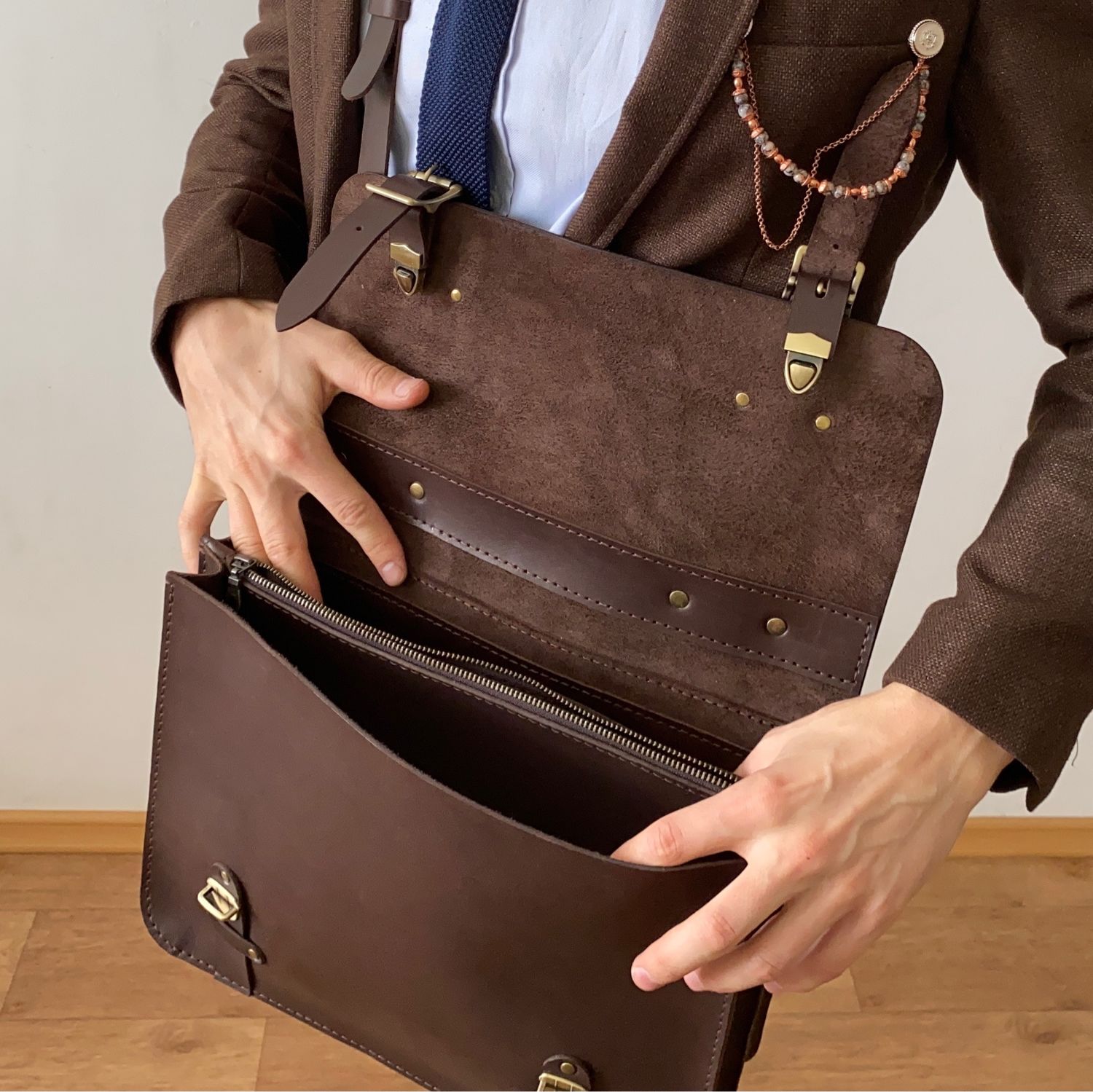 Мужской портфель. Портфель dr. Портфель коричневый пьер карден. Сумка портфель женская коричневая. Кожаный коричневый портфель fender.