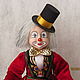 Кукла Клоун с барабаном, весёлый клоун с пышной шевелюрой в красном фраке и черном цилиндре. Недостаёт только арены, музыки и смеха публики.