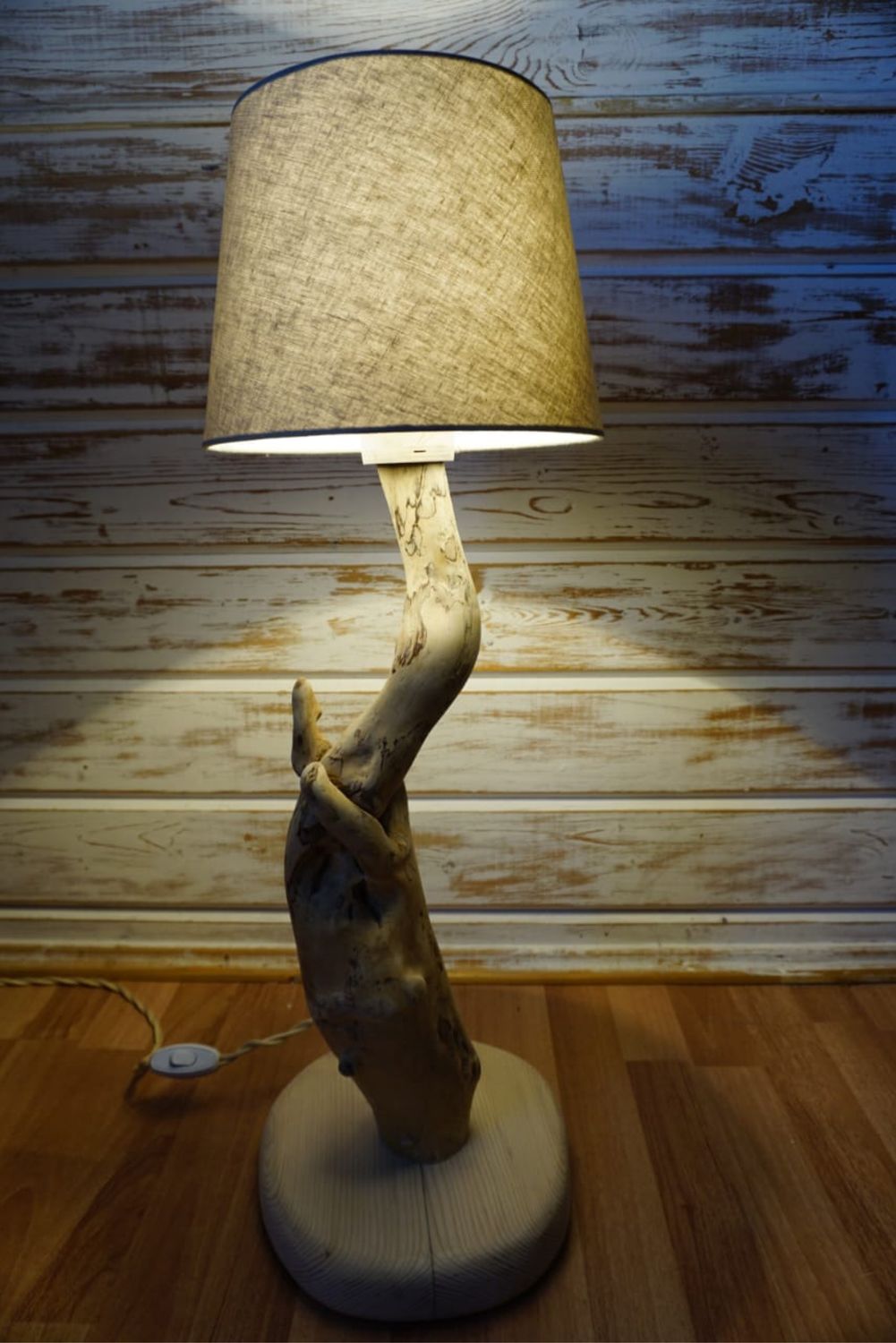 Напольный светильник из дерева