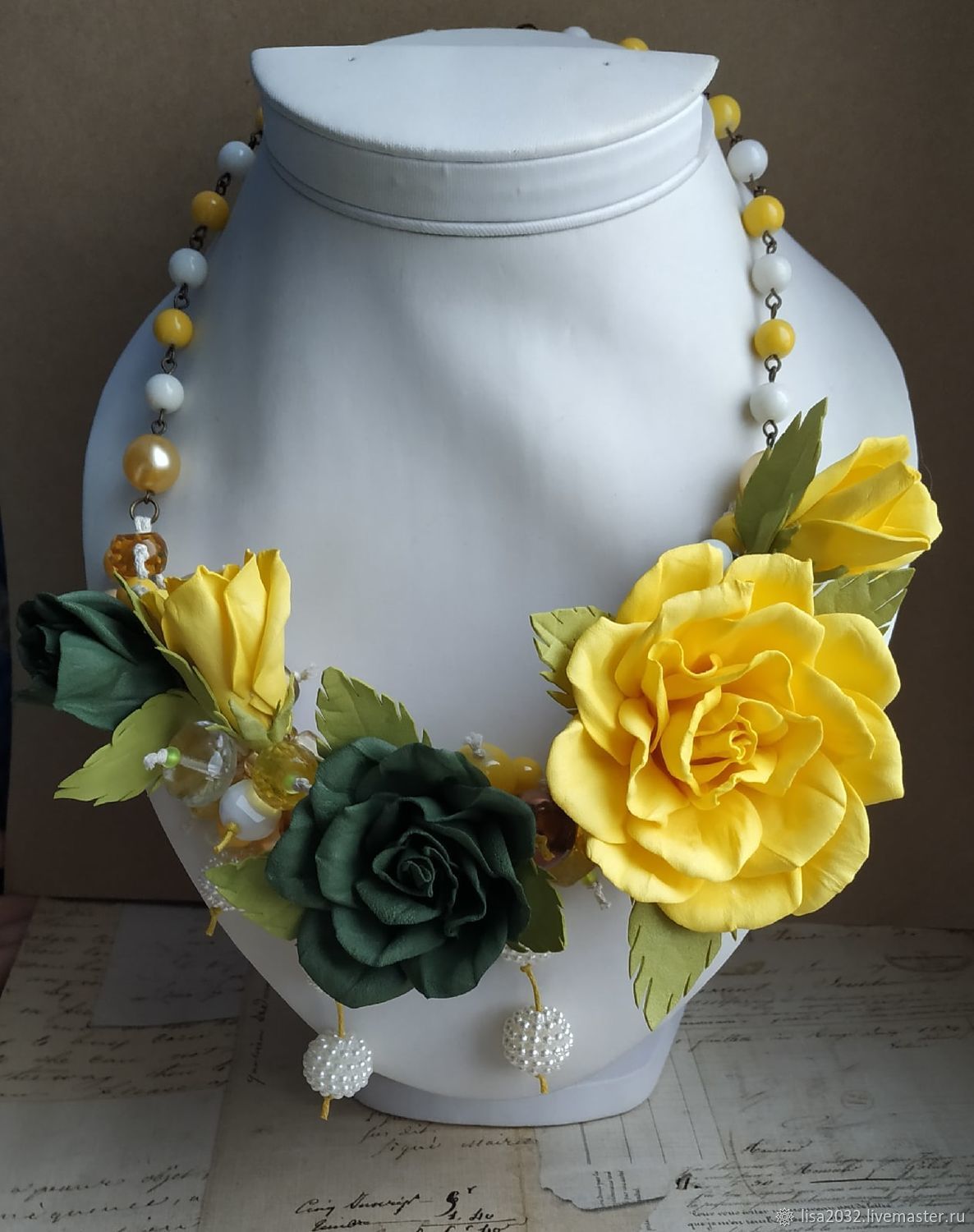 Ожерелье с цветами фоамирана и кожи