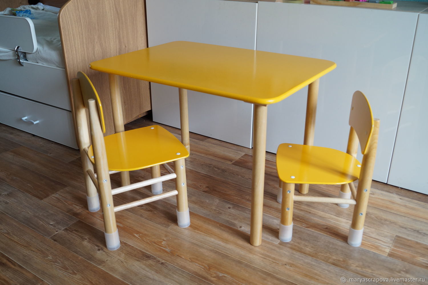 стол и два стула для детей