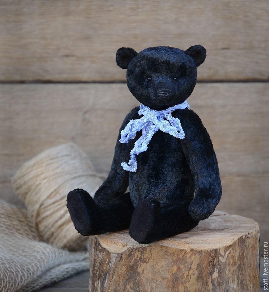 Черно плюшевая. Чёрный плюшевый медведь. Чёрный медведь игрушка. Черный мишка Тедди. Черный Медвежонок игрушка.