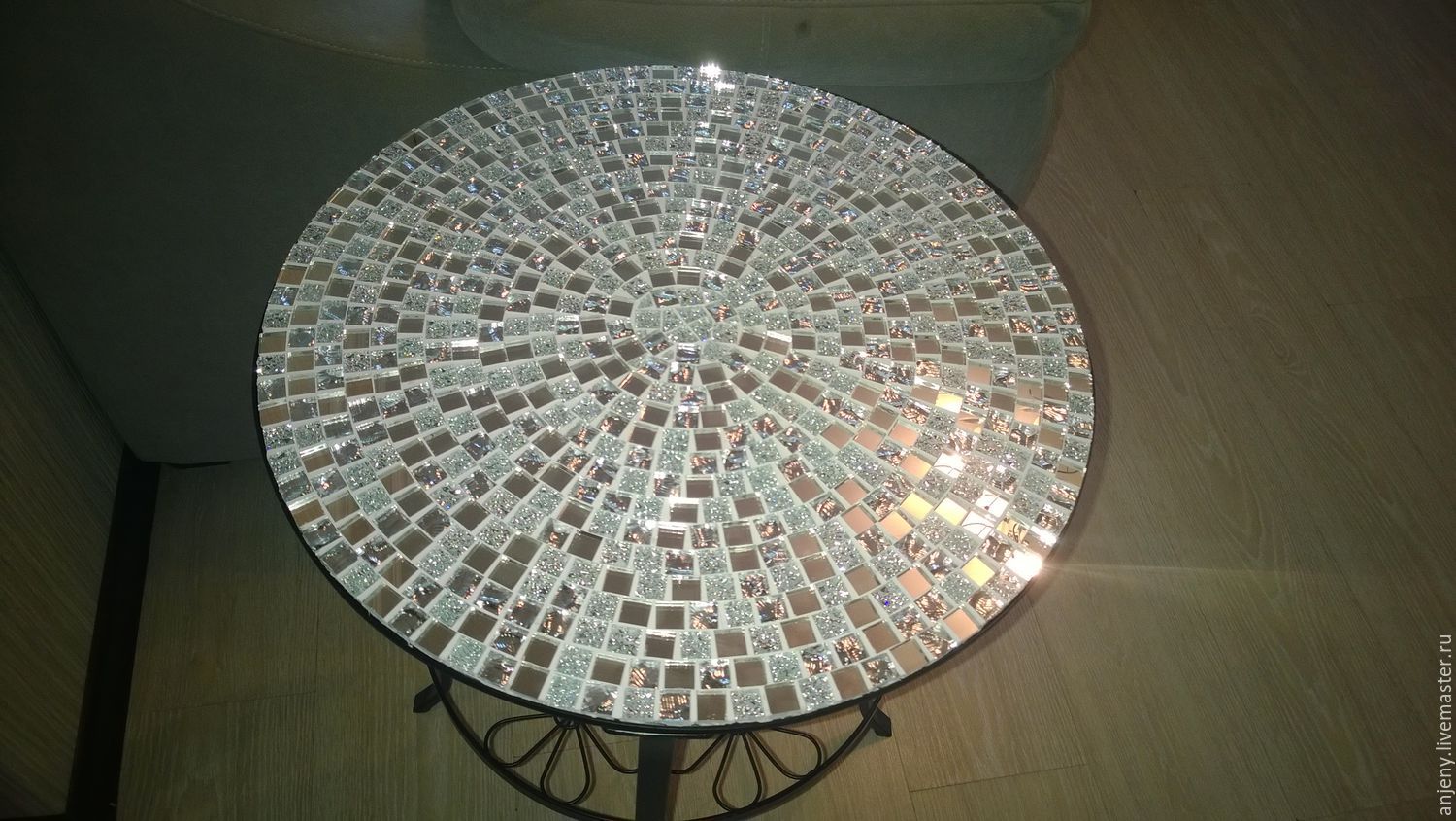 Стол из зеркальной мозаики