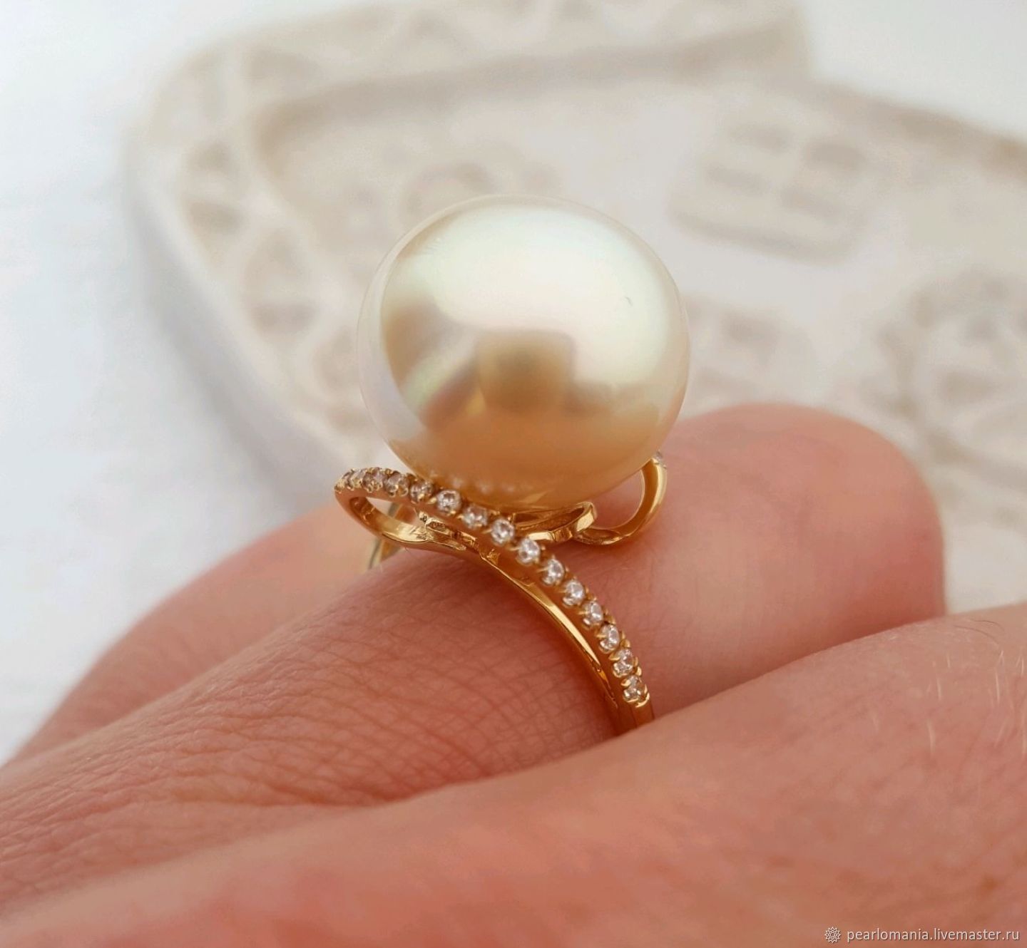 Кольцо с жемчугом и бриллиантами