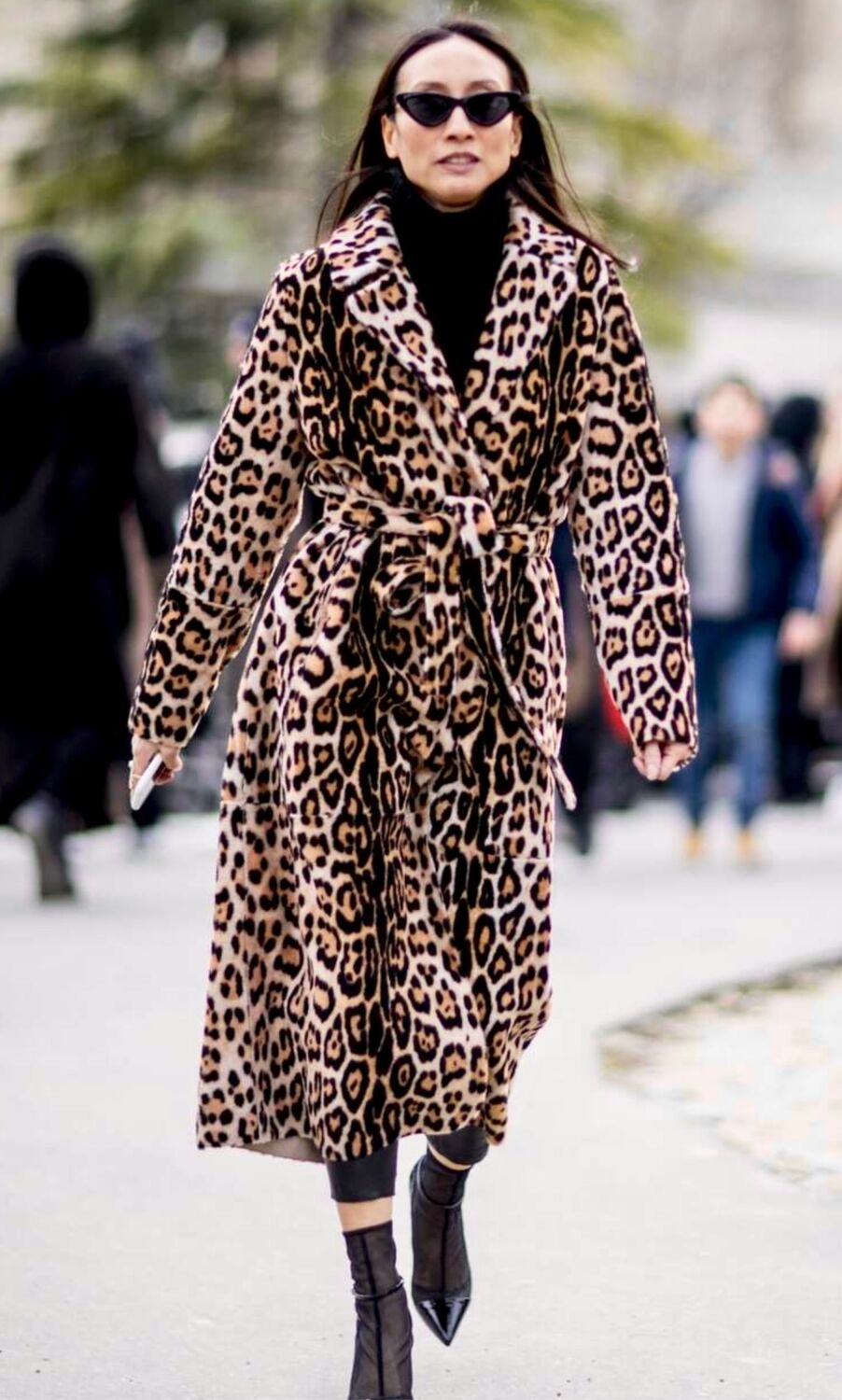 Анджелина Джоли в леопардовом пальто