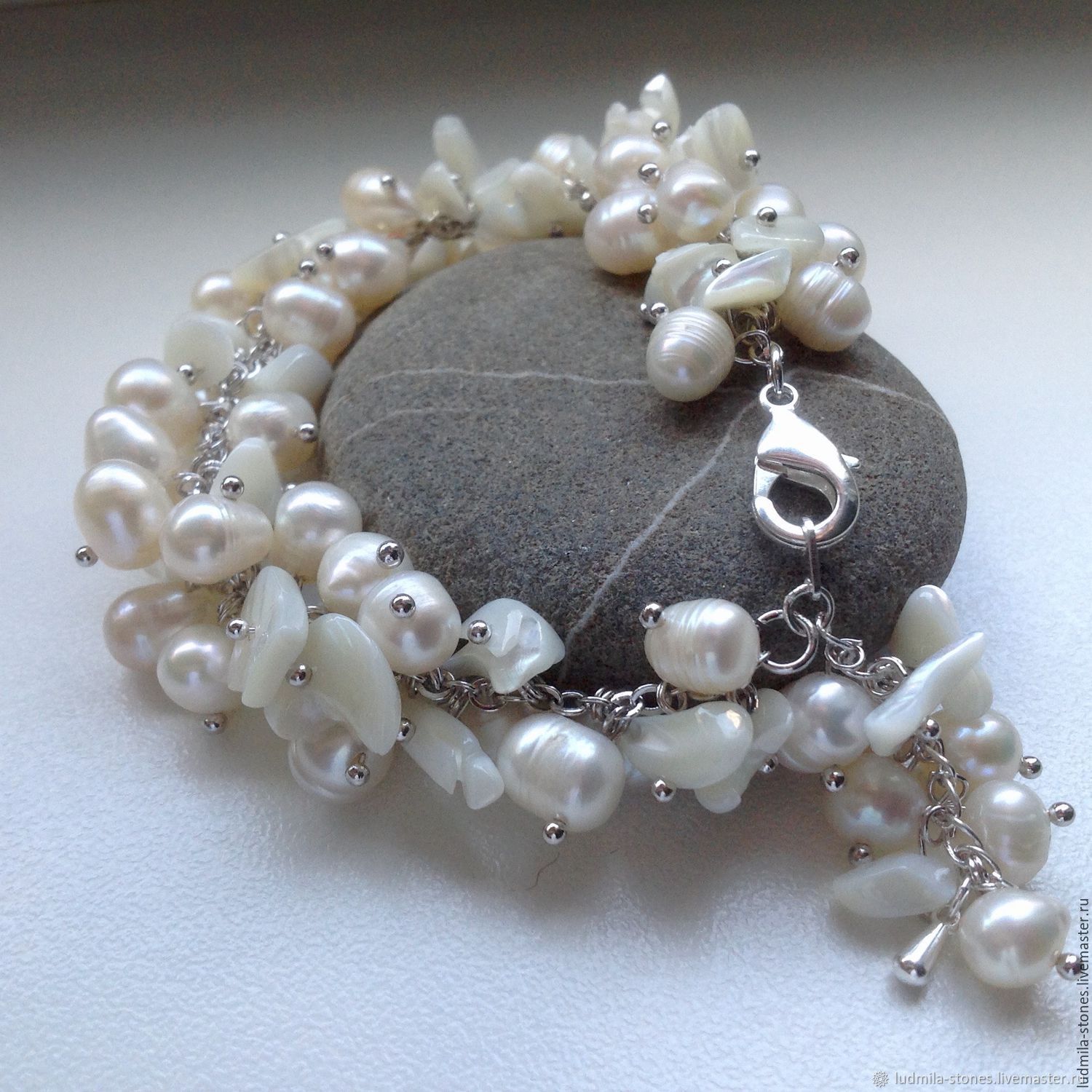 жемчуг лунный микс. брошь из лунного камня. серебряный браслет с лунным камнем. браслеты из лунного камня бусины. браслет из лунного камня.
