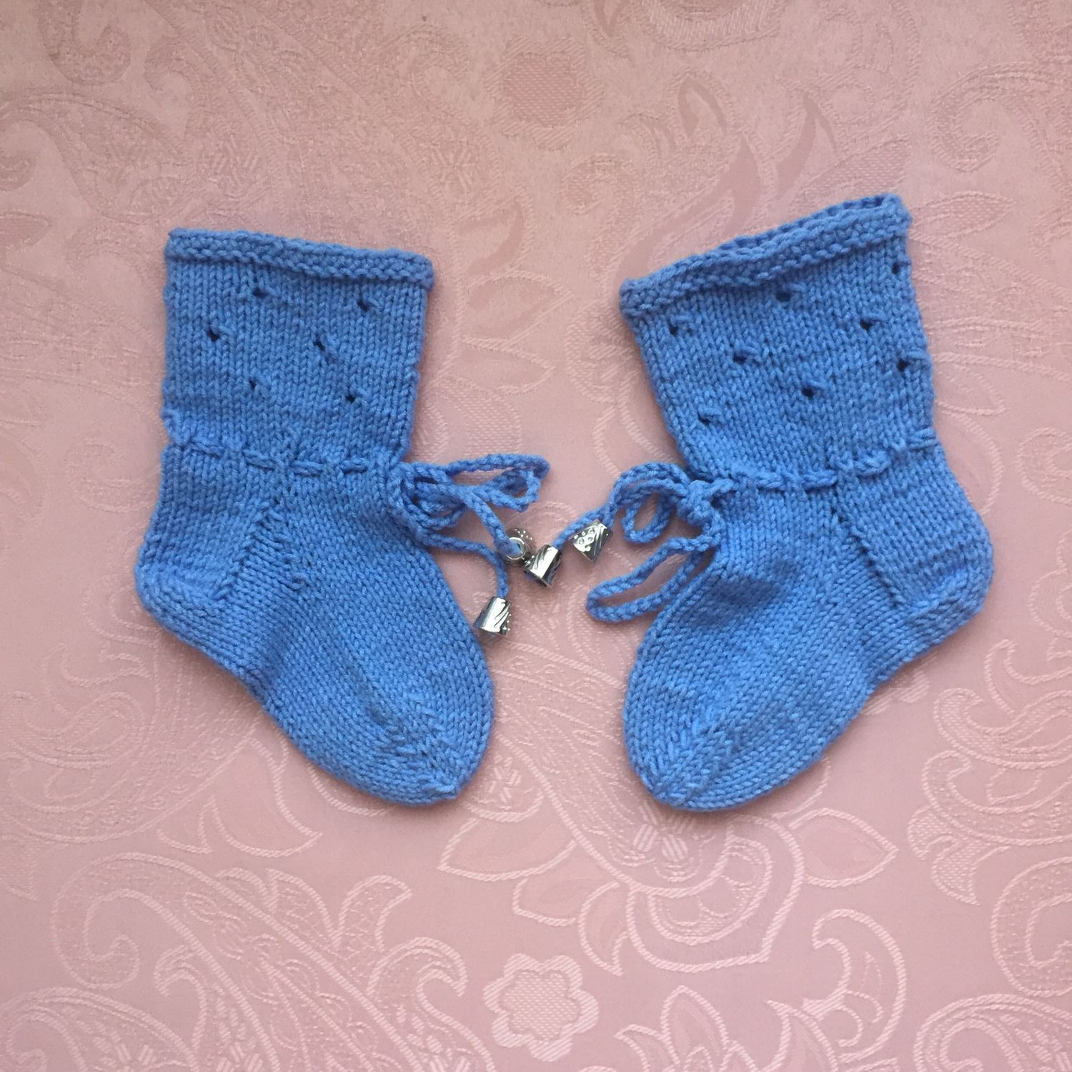 Вязание носочков новорожденному. Носочки для новорожденных. Носочки для новорожденных спицами. Вязаные носочки для новорожденного. Носки для новорожденных спицами.