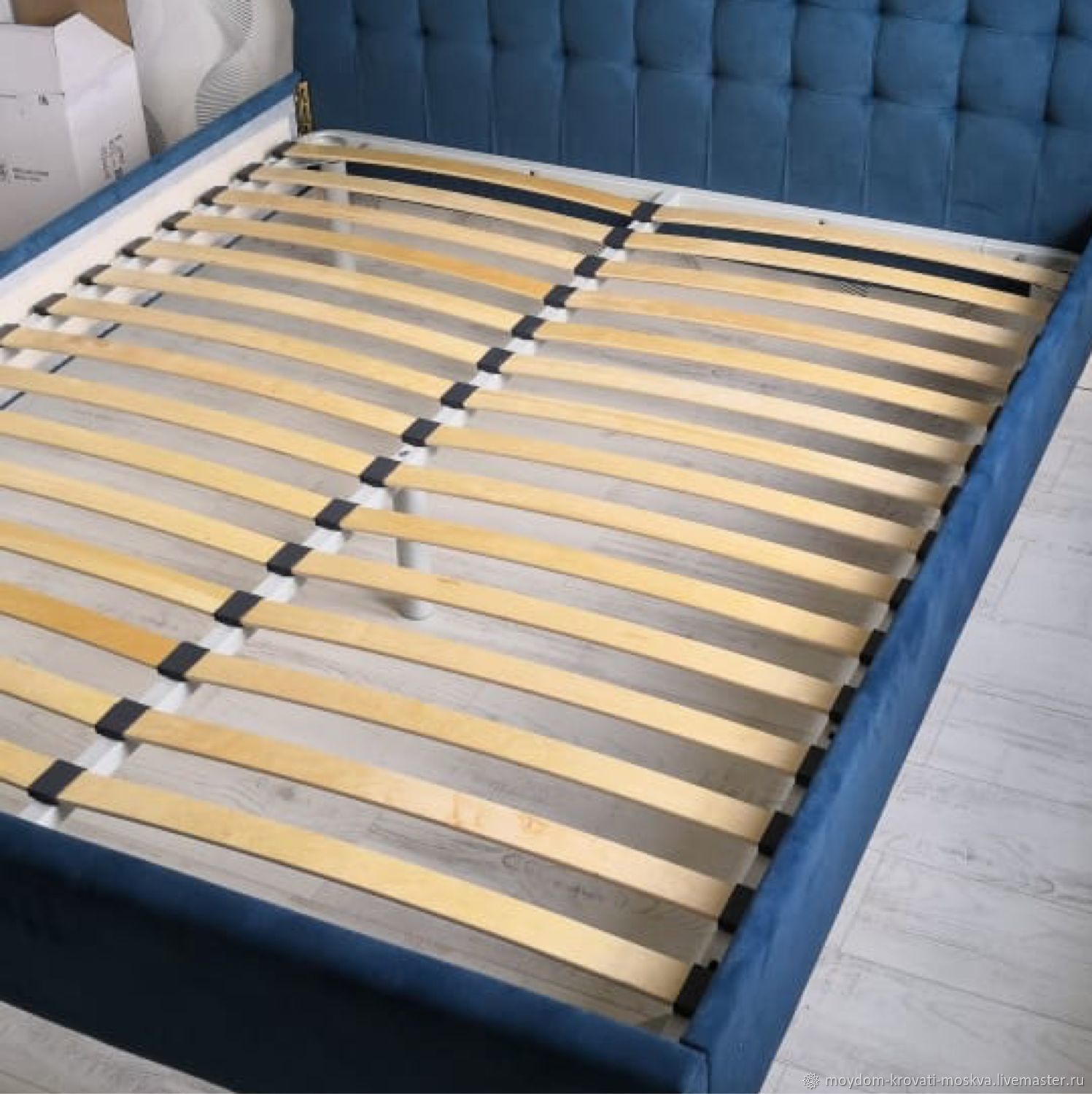 Двуспальная кровать на каркасе массив