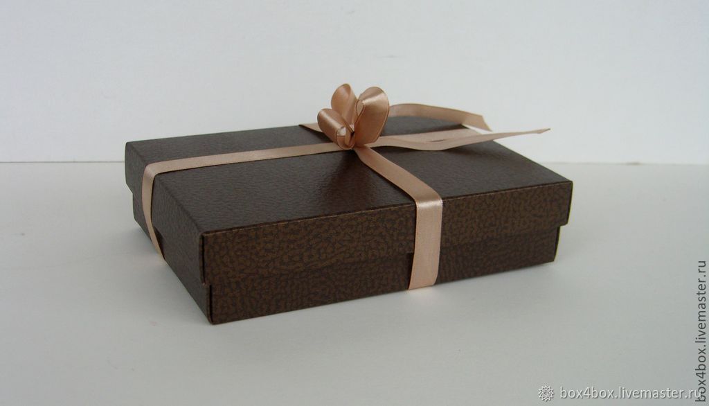 Почему 16 коробок. Коробка 16x11x6. Картонные подарочные коробки. Подарочная коробка коричневая. Коробки из дизайнерского картона.