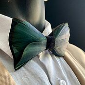 Комплект галстук-бабочка и бутоньерка с перьями петуха и фазана