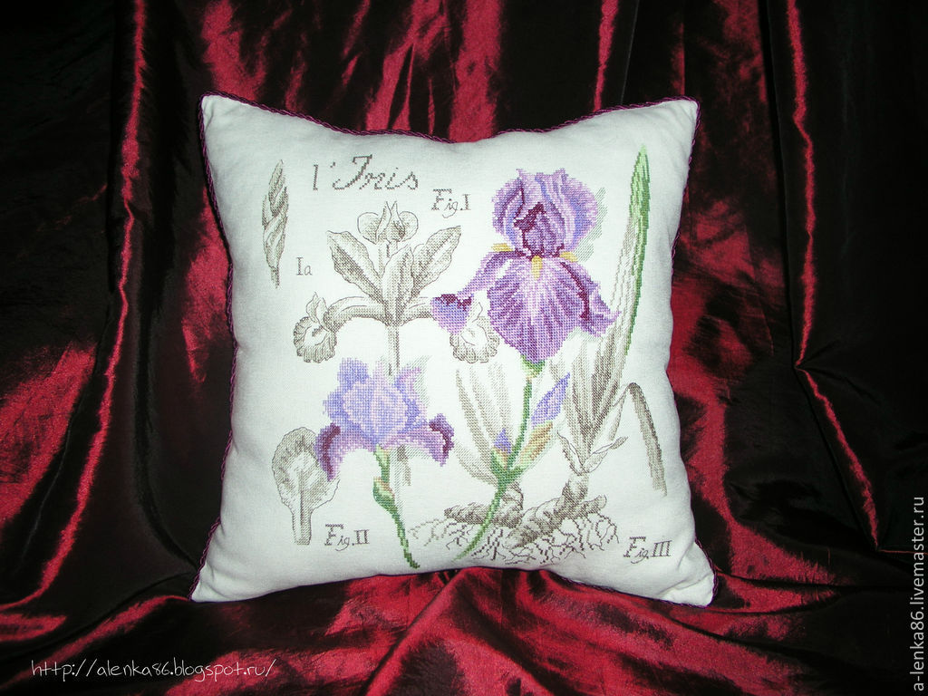 Подушка ирис. Шторы с ирисами. Подушка ирис. Подушка ирис. Диван с подушками с ирисами.