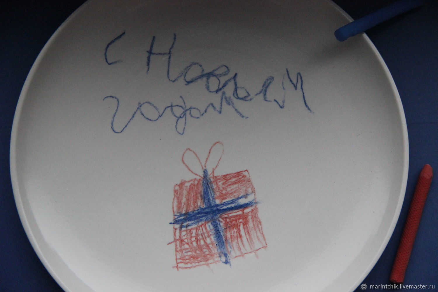 Учу тарелка. Тарелка с детским рисунком. Тарелки с новогодним рисунком. Новогодняя роспись посуды. Поздравительная тарелка.