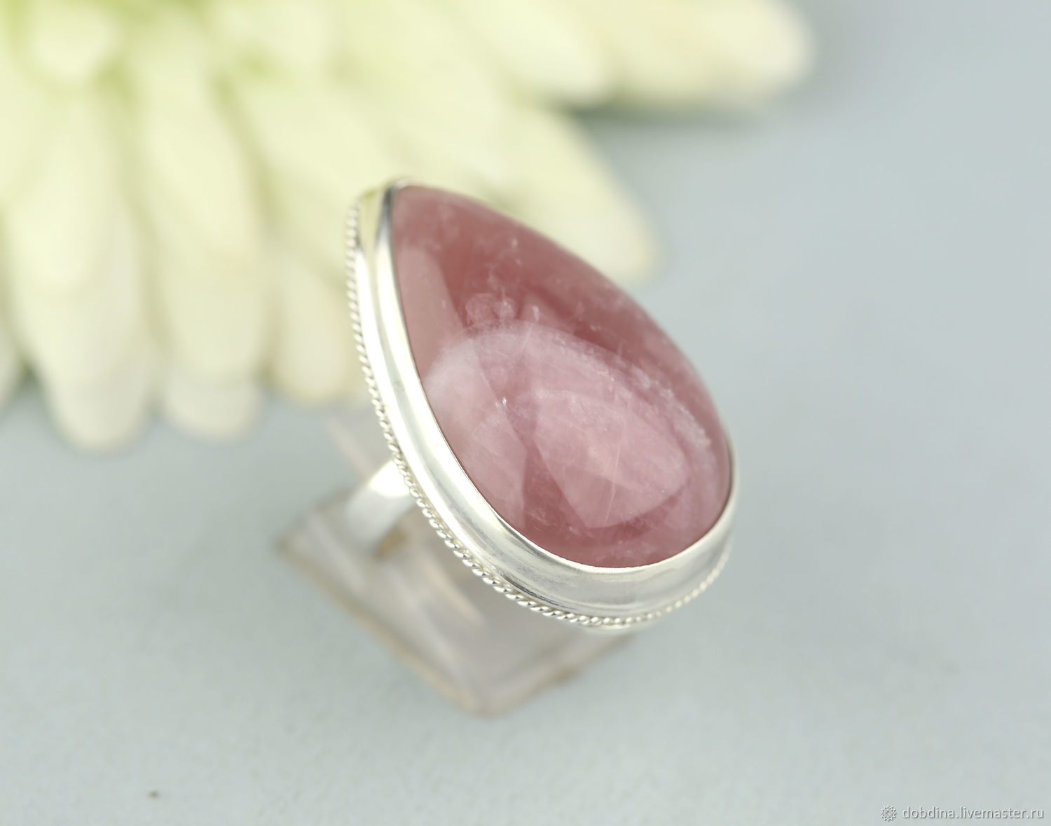 Кольцо с природным розовым кварцем