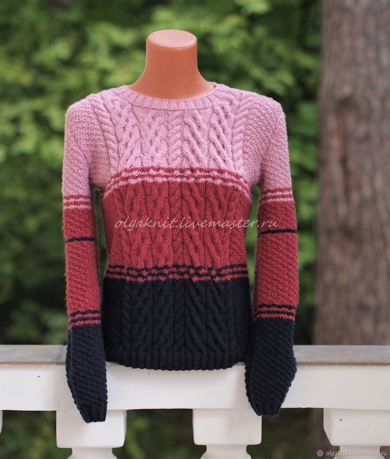 Вязаный меланжевый свитер с аранами