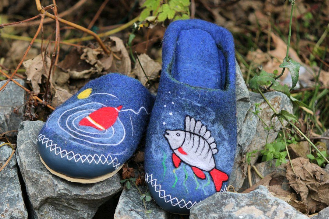 Валяние тапочек. Войлочные шлепанцы. Шлепки войлочные женские. Тапки мужские белвест войлочные. Тапки женские войлок.