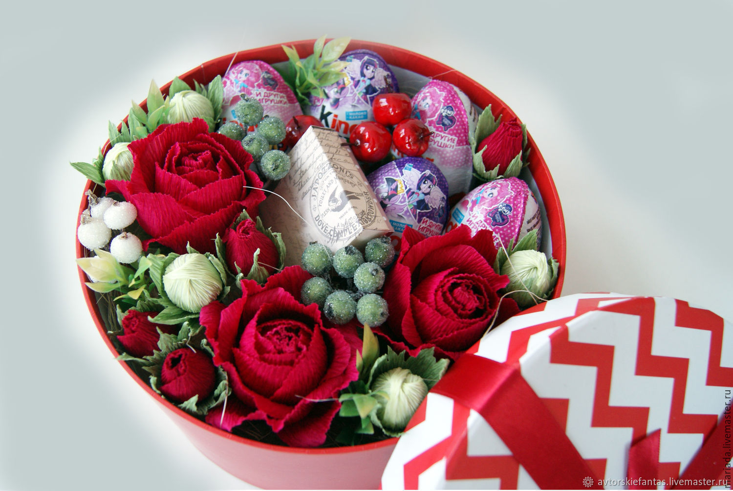 Сладкий букет. Коробка с цветами и конфетами. Букет с конфетами и цветами. Композиция с цветами и конфетами. Цветы в коробке с конфетами