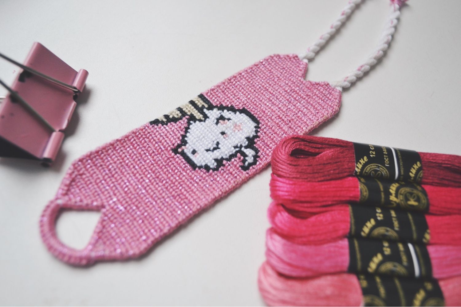 необычные фенечки из мулине. фенечки из мулине. милые фенечки. косое плетение фенечек. фенечки.