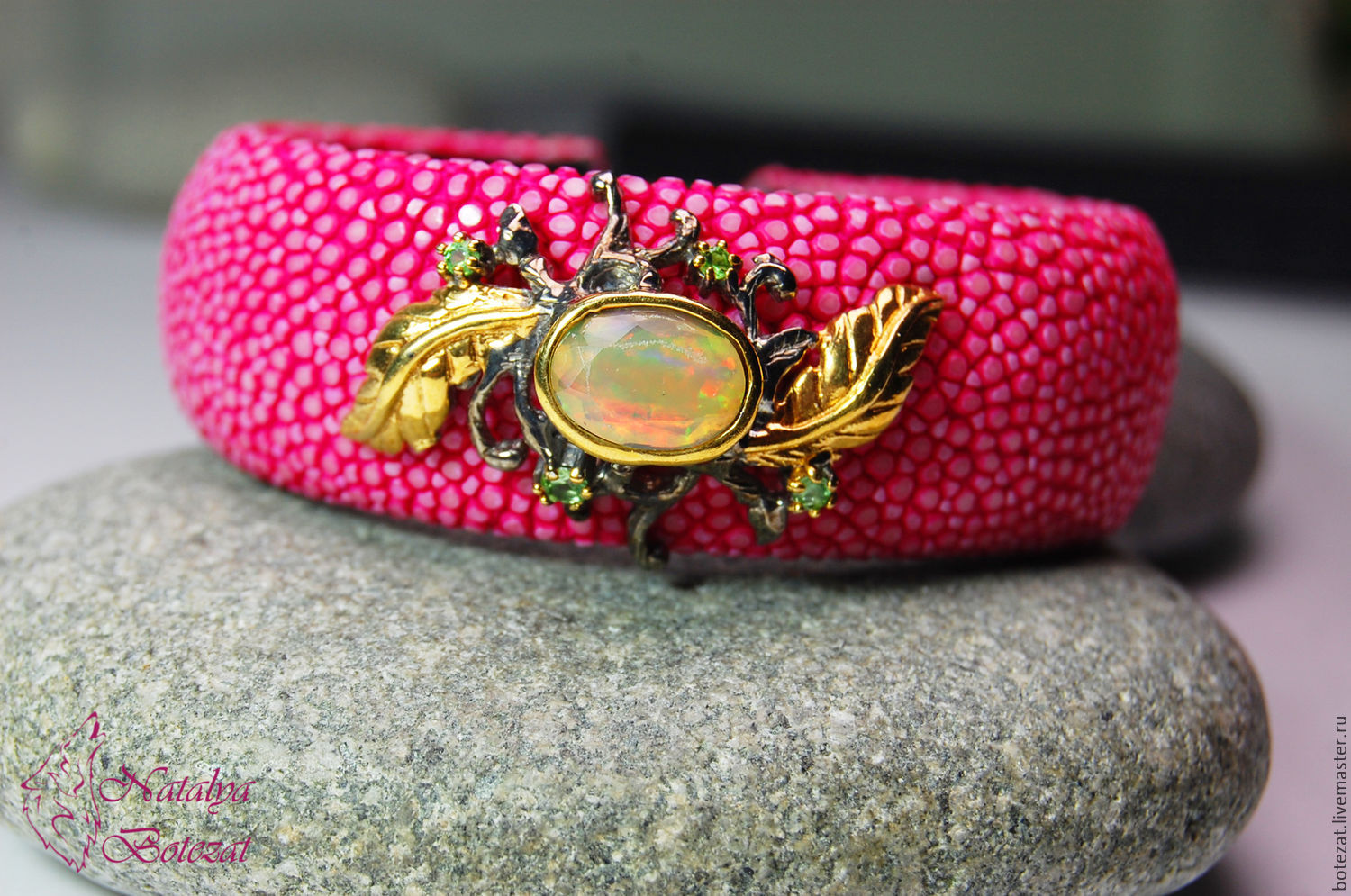 "Цветок папортника" браслет из розовой кожи ската с огненным опалом