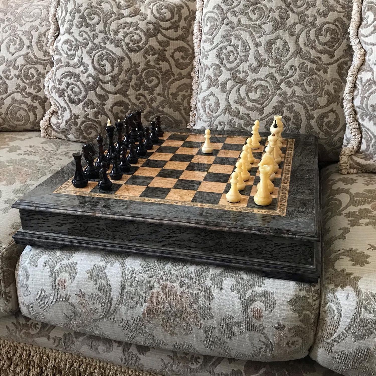 шахматный стол из карельской березы